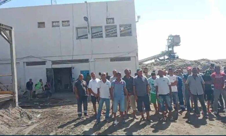 وقفة احتجاجية لعمال شركة البيئة بالمتلوي