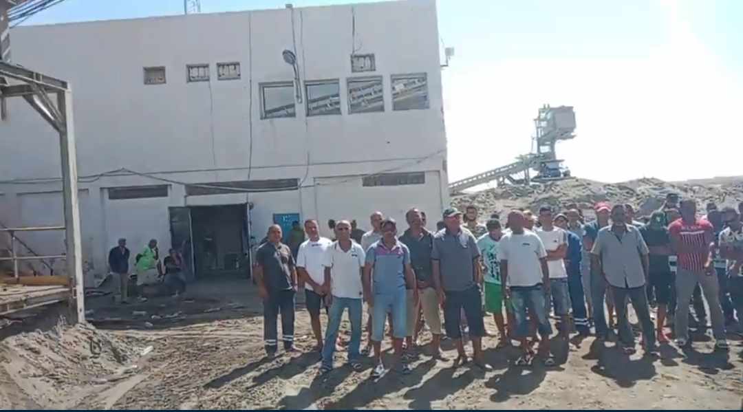 وقفة احتجاجية لعمال شركة البيئة بالمتلوي
