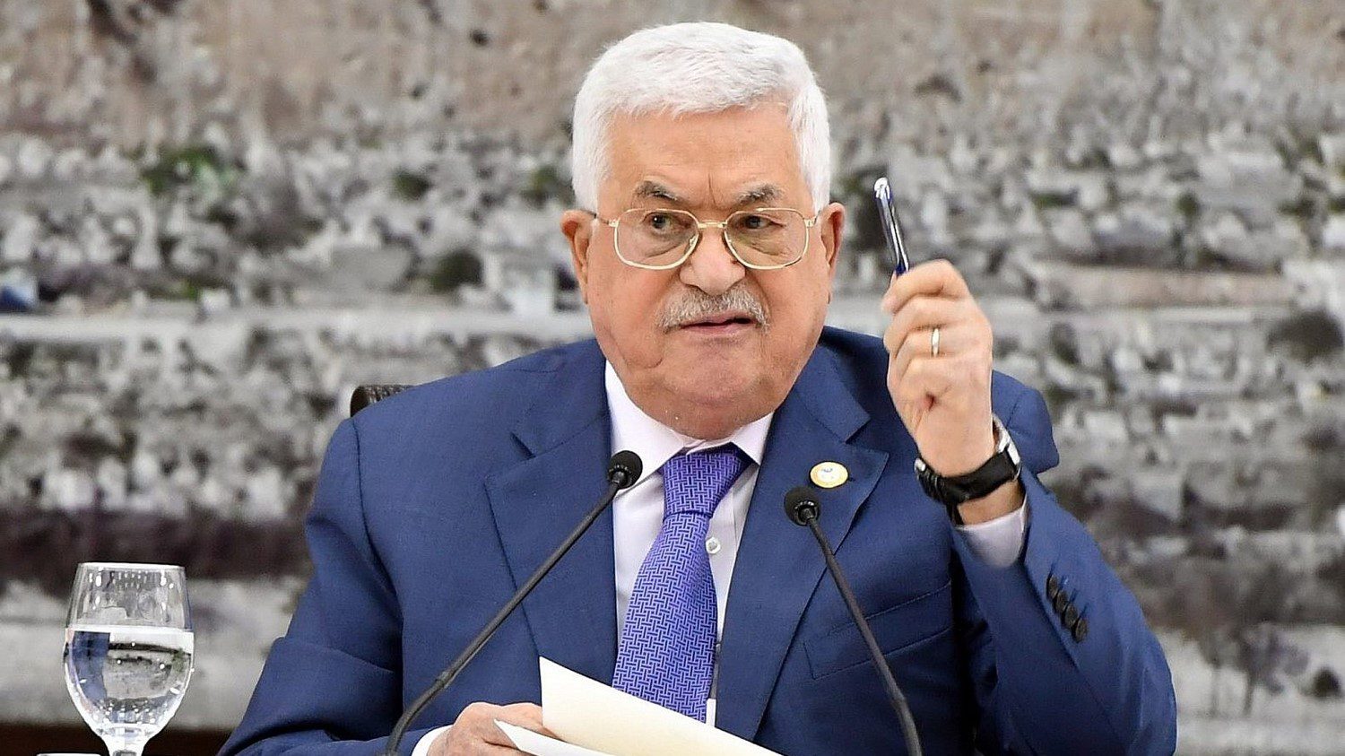 محمود عباس يؤكد حق الشعب الفلسطيني في الدفاع عن نفسه