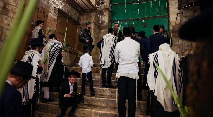 فلسطين : مستوطنون اسرائيليون يقتحمون الأقصى