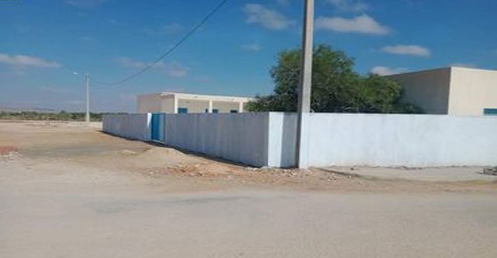 بئر الحفي : مواطن يبادر ببناء سور لمدرسة ابتدائية من نفقاته الخاصة