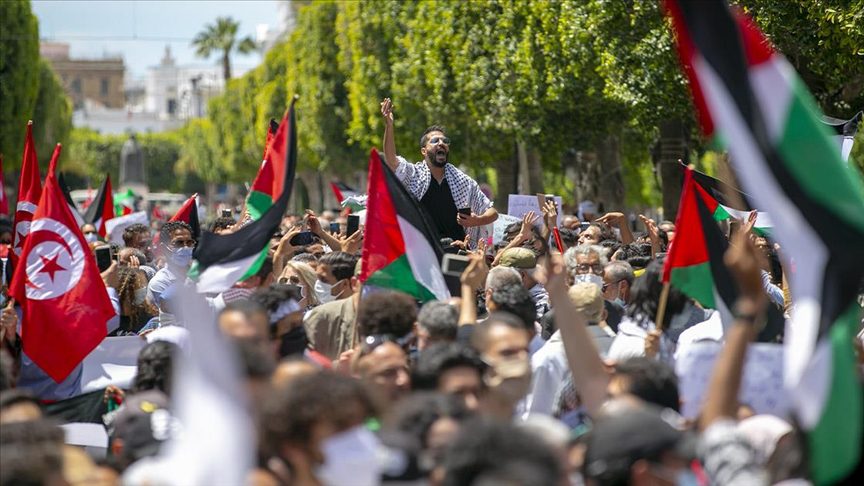 "الأمن يفتح أبواب شارع الحبيب بورقيبة للمتظاهرين ويمنع حزب التحرير من المشاركة في المسيرة الفلسطينية"