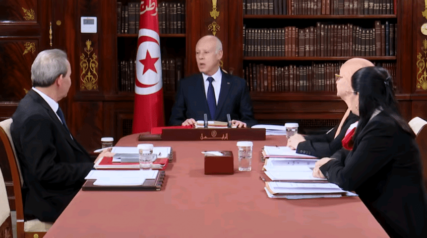 قيس سعيد : ''ليدفع أموال الشعب وليخرج من السجن"