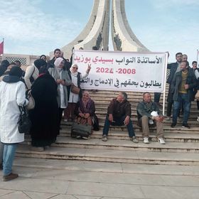 انطلق الاساتذة النواب من سيدي بوزيد اليوم في مسيرة رمزبة سيرا على الاقدام باتجاه العاصمة للمشاركة في التحرك الوطني الذي ينظمه الاساتذة النواب من كامل تراب الجمهورية و ذلك للمطالبة بتسوية وضعيتهم المهنية و انتدابهم بصفة رسمية.