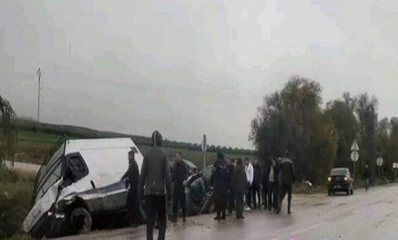 وفاة طفل و اصابة مساجين في حادث اصطدام بين سيارة تابعة للإدارة العامة للسجون وشاحنة