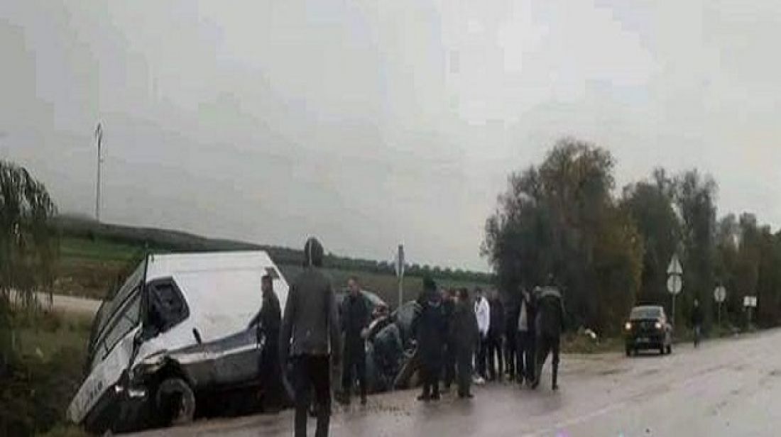 وفاة طفل و اصابة مساجين في حادث اصطدام بين سيارة تابعة للإدارة العامة للسجون وشاحنة