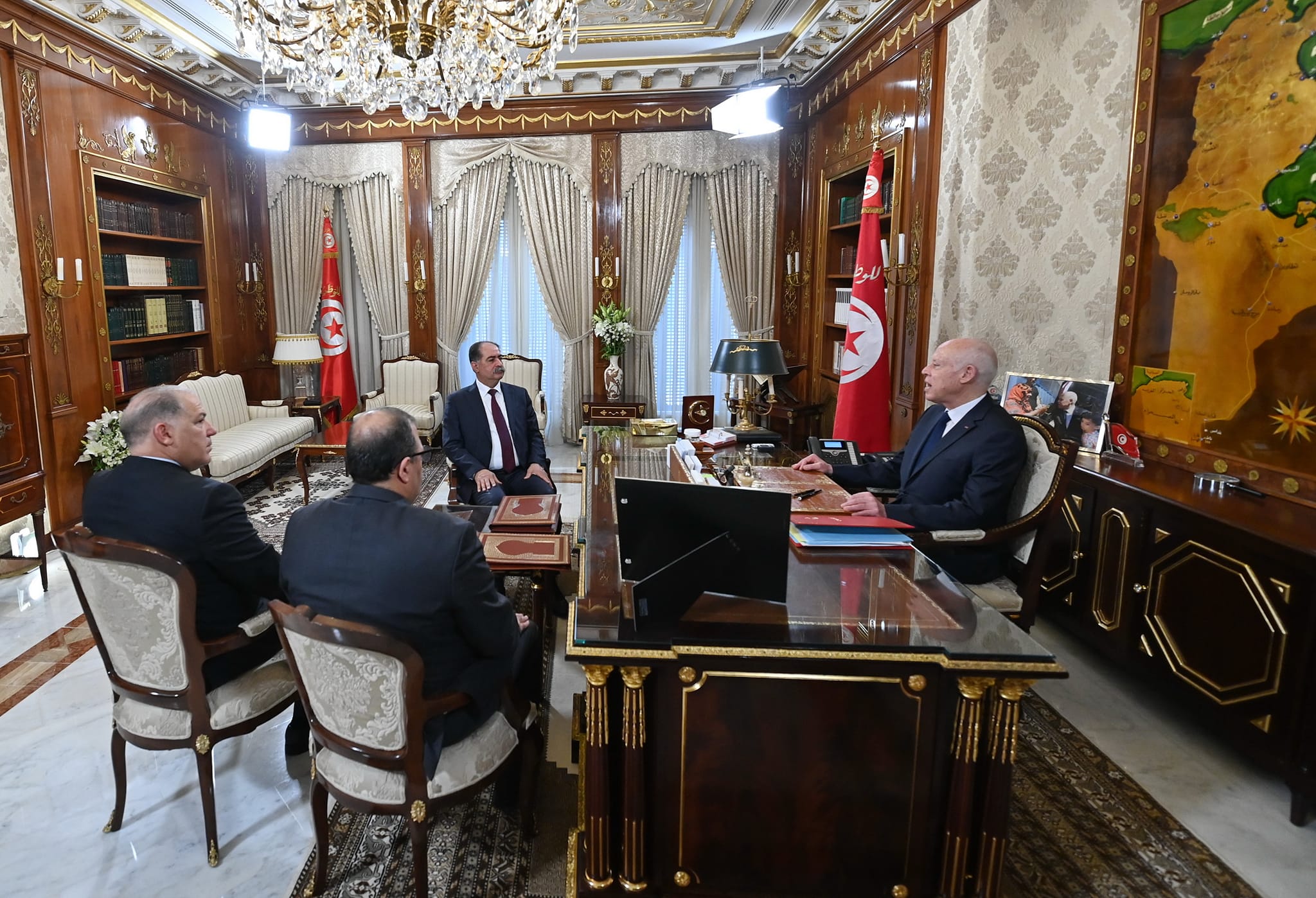 يلجأ إلى الخارج استعداداً للانتخابات