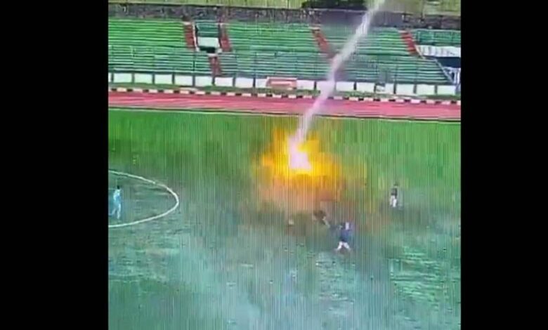 وفاة لاعب إندونيسي بصاعقة رعدية خلال مباراة ودية