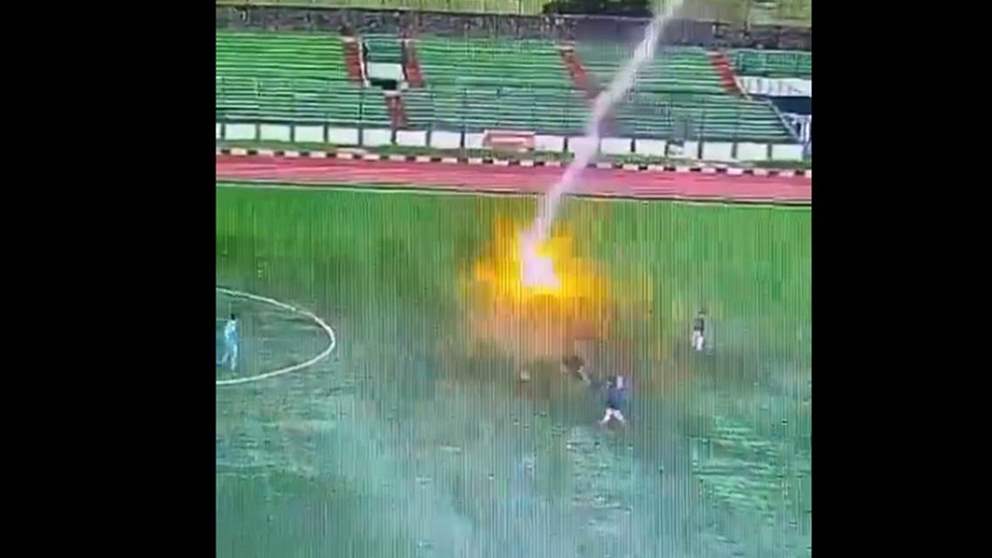 وفاة لاعب إندونيسي بصاعقة رعدية خلال مباراة ودية