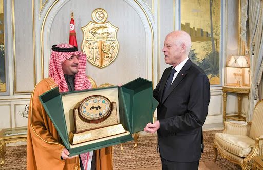استلام رئيس الجمهورية قيس سعيد للدرع التذكاري للمجلس