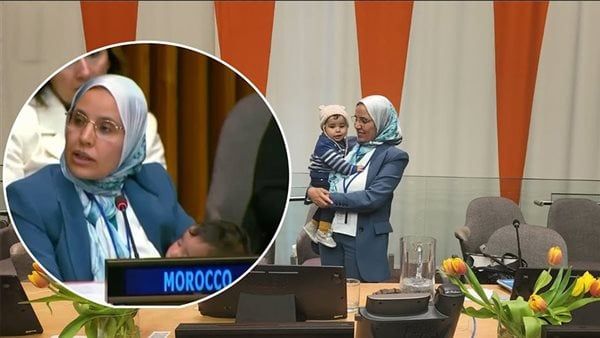 برلمانية مغربية تلقي كلمة بالأمم المتحدة و في حضنها رضيعها النائم