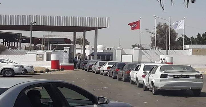 بعد غلق المعبر لإجراءات احتياطية : استئناف حركة المرور بين تونس وليبيا