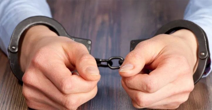 الإطاحة بمروج مخدرات