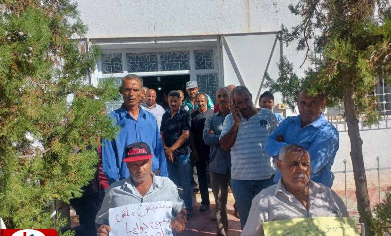 وقفة احتجاجية لأعوان و إطارات المركب الفلاحي بالطويلة ...