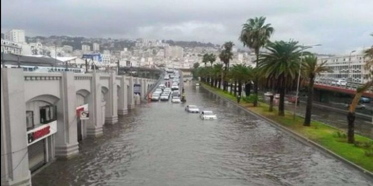 الجزائر : حوادث و غلق للطرقات بسبب الأمطار الطوفانية و الثلوج