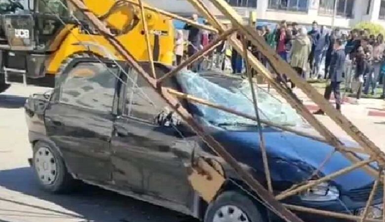 رافعة مواد بناء تسقط على سيارتين