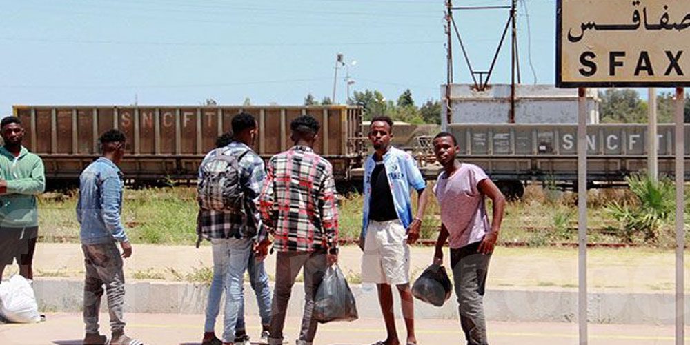 "استفزاز المهاجرين الأفارقة: تصاعد التوتر مع قوات الأمن وتوثيق ردود الفعل"