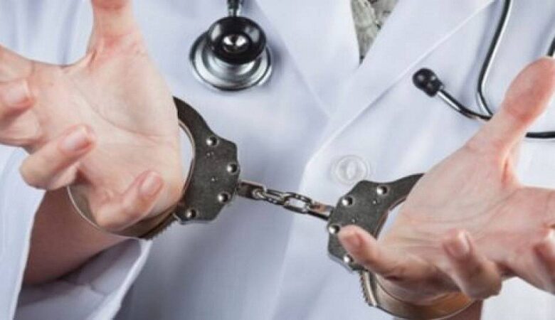 شبهة الارتشاء تطارد طبيب في الصحة العمومية