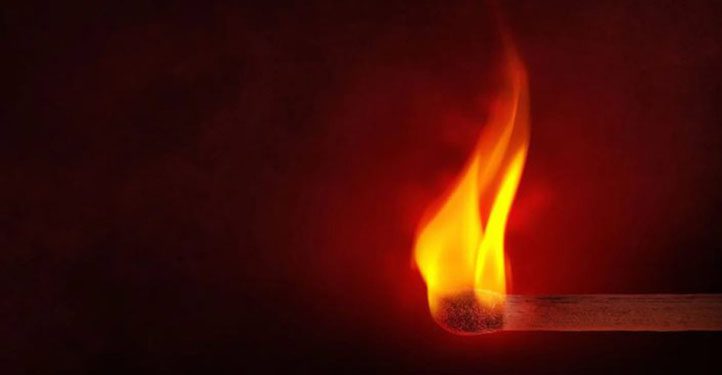 حالتها حرجة : منعوها من الإنتصاب لبيع الملابس فأضرمت النار في حسدها