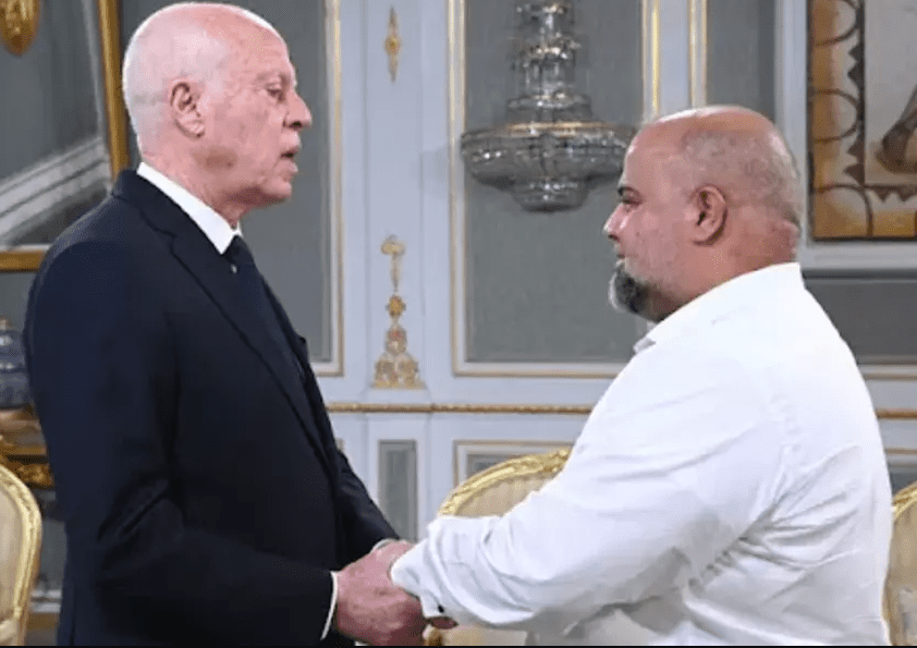 الدحدوح يغادر تونس بعد شعوره بالتعب و آلام بيده المصابة