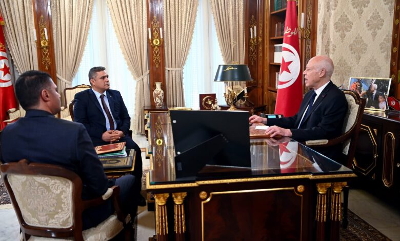 رئيس الدولة : "ضرورة تتبع من يقف وراء قطع الماء والكهرباء في عديد المناطق لتأجيج الأوضاع..."
