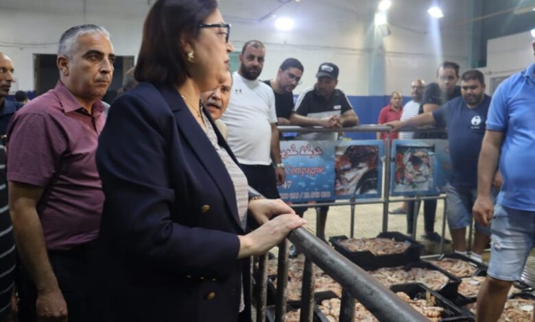 وزيرة تؤدي زيارة سوق الجملة ببئر القصعة و تتفقد جناح الأسماك