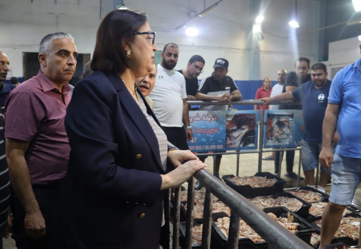 وزيرة تؤدي زيارة سوق الجملة ببئر القصعة و تتفقد جناح الأسماك